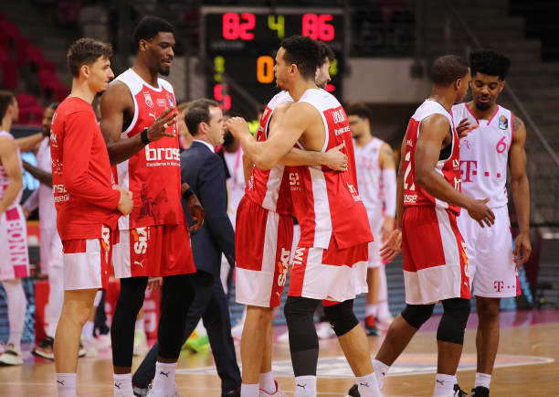 两人之间的 两人之间的